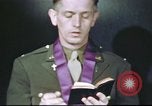 Standbild Kaplan mit B-17 Aircrew Mitglieder Vereinigtes Königreich, 1943, aus Sekunde 40 historischem Filmmaterial Videoclip 65675061393
