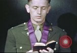 Standbild Kaplan mit B-17 Aircrew Mitglieder Vereinigtes Königreich, 1943, aus Sekunde 41 historischem Filmmaterial Videoclip 65675061393
