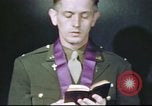 Standbild Kaplan mit B-17 Aircrew Mitglieder Vereinigtes Königreich, 1943, aus Sekunde 43 historischem Filmmaterial Videoclip 65675061393