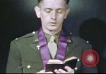 Standbild Kaplan mit B-17 Aircrew Mitglieder Vereinigtes Königreich, 1943, aus Sekunde 44 historischem Filmmaterial Videoclip 65675061393
