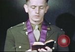 Standbild Kaplan mit B-17 Aircrew Mitglieder Vereinigtes Königreich, 1943, aus Sekunde 45 historischem Filmmaterial Videoclip 65675061393