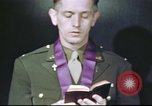 Standbild Kaplan mit B-17 Aircrew Mitglieder Vereinigtes Königreich, 1943, aus Sekunde 46 historischem Filmmaterial Videoclip 65675061393