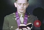 Standbild Kaplan mit B-17 Aircrew Mitglieder Vereinigtes Königreich, 1943, aus Sekunde 47 historischem Filmmaterial Videoclip 65675061393