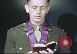 Standbild Kaplan mit B-17 Aircrew Mitglieder Vereinigtes Königreich, 1943, aus Sekunde 49 historischem Filmmaterial Videoclip 65675061393