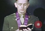 Standbild Kaplan mit B-17 Aircrew Mitglieder Vereinigtes Königreich, 1943, aus Sekunde 50 historischem Filmmaterial Videoclip 65675061393