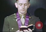 Standbild Kaplan mit B-17 Aircrew Mitglieder Vereinigtes Königreich, 1943, aus Sekunde 52 historischem Filmmaterial Videoclip 65675061393
