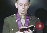 Standbild Kaplan mit B-17 Aircrew Mitglieder Vereinigtes Königreich, 1943, aus Sekunde 53 historischem Filmmaterial Videoclip 65675061393
