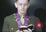 Standbild Kaplan mit B-17 Aircrew Mitglieder Vereinigtes Königreich, 1943, aus Sekunde 54 historischem Filmmaterial Videoclip 65675061393