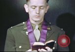 Standbild Kaplan mit B-17 Aircrew Mitglieder Vereinigtes Königreich, 1943, aus Sekunde 55 historischem Filmmaterial Videoclip 65675061393