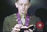 Standbild Kaplan mit B-17 Aircrew Mitglieder Vereinigtes Königreich, 1943, aus Sekunde 56 historischem Filmmaterial Videoclip 65675061393