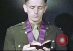 Standbild Kaplan mit B-17 Aircrew Mitglieder Vereinigtes Königreich, 1943, aus Sekunde 57 historischem Filmmaterial Videoclip 65675061393