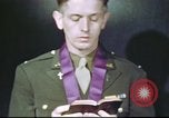 Standbild Kaplan mit B-17 Aircrew Mitglieder Vereinigtes Königreich, 1943, aus Sekunde 58 historischem Filmmaterial Videoclip 65675061393