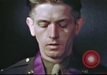 Standbild Kaplan mit B-17 Aircrew Mitglieder Vereinigtes Königreich, 1943, aus Sekunde 59 historischem Filmmaterial Videoclip 65675061393
