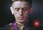 Standbild Kaplan mit B-17 Aircrew Mitglieder Vereinigtes Königreich, 1943, aus Sekunde 60 historischem Filmmaterial Videoclip 65675061393