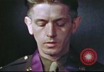 Standbild Kaplan mit B-17 Aircrew Mitglieder Vereinigtes Königreich, 1943, aus Sekunde 61 historischem Filmmaterial Videoclip 65675061393