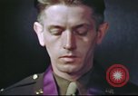 Standbild Kaplan mit B-17 Aircrew Mitglieder Vereinigtes Königreich, 1943, aus Sekunde 62 historischem Filmmaterial Videoclip 65675061393
