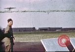 Standbild improvisierten Fahrzeug bei US Air Base in Großbritannien Vereinigtes Königreich, 1943, aus Sekunde 1 historischem Filmmaterial Videoclip 65675061398
