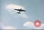 Standbild improvisierten Fahrzeug bei US Air Base in Großbritannien Vereinigtes Königreich, 1943, aus Sekunde 4 historischem Filmmaterial Videoclip 65675061398
