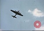 Standbild improvisierten Fahrzeug bei US Air Base in Großbritannien Vereinigtes Königreich, 1943, aus Sekunde 5 historischem Filmmaterial Videoclip 65675061398