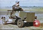 Standbild improvisierten Fahrzeug bei US Air Base in Großbritannien Vereinigtes Königreich, 1943, aus Sekunde 7 historischem Filmmaterial Videoclip 65675061398