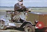 Standbild improvisierten Fahrzeug bei US Air Base in Großbritannien Vereinigtes Königreich, 1943, aus Sekunde 8 historischem Filmmaterial Videoclip 65675061398