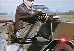 Standbild improvisierten Fahrzeug bei US Air Base in Großbritannien Vereinigtes Königreich, 1943, aus Sekunde 9 historischem Filmmaterial Videoclip 65675061398