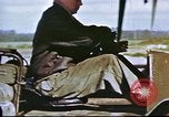 Standbild improvisierten Fahrzeug bei US Air Base in Großbritannien Vereinigtes Königreich, 1943, aus Sekunde 10 historischem Filmmaterial Videoclip 65675061398
