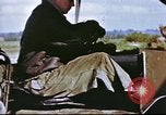 Standbild improvisierten Fahrzeug bei US Air Base in Großbritannien Vereinigtes Königreich, 1943, aus Sekunde 11 historischem Filmmaterial Videoclip 65675061398