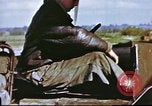 Standbild improvisierten Fahrzeug bei US Air Base in Großbritannien Vereinigtes Königreich, 1943, aus Sekunde 12 historischem Filmmaterial Videoclip 65675061398