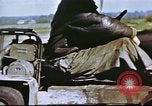 Standbild improvisierten Fahrzeug bei US Air Base in Großbritannien Vereinigtes Königreich, 1943, aus Sekunde 13 historischem Filmmaterial Videoclip 65675061398
