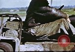 Standbild improvisierten Fahrzeug bei US Air Base in Großbritannien Vereinigtes Königreich, 1943, aus Sekunde 14 historischem Filmmaterial Videoclip 65675061398