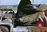Standbild improvisierten Fahrzeug bei US Air Base in Großbritannien Vereinigtes Königreich, 1943, aus Sekunde 15 historischem Filmmaterial Videoclip 65675061398