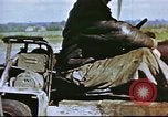 Standbild improvisierten Fahrzeug bei US Air Base in Großbritannien Vereinigtes Königreich, 1943, aus Sekunde 16 historischem Filmmaterial Videoclip 65675061398