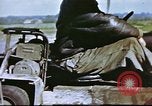 Standbild improvisierten Fahrzeug bei US Air Base in Großbritannien Vereinigtes Königreich, 1943, aus Sekunde 17 historischem Filmmaterial Videoclip 65675061398