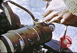 Standbild improvisierten Fahrzeug bei US Air Base in Großbritannien Vereinigtes Königreich, 1943, aus Sekunde 26 historischem Filmmaterial Videoclip 65675061398