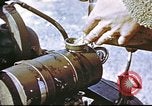 Standbild improvisierten Fahrzeug bei US Air Base in Großbritannien Vereinigtes Königreich, 1943, aus Sekunde 28 historischem Filmmaterial Videoclip 65675061398