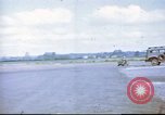 Standbild improvisierten Fahrzeug bei US Air Base in Großbritannien Vereinigtes Königreich, 1943, aus Sekunde 29 historischem Filmmaterial Videoclip 65675061398