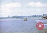 Standbild improvisierten Fahrzeug bei US Air Base in Großbritannien Vereinigtes Königreich, 1943, aus Sekunde 30 historischem Filmmaterial Videoclip 65675061398