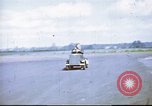 Standbild improvisierten Fahrzeug bei US Air Base in Großbritannien Vereinigtes Königreich, 1943, aus Sekunde 31 historischem Filmmaterial Videoclip 65675061398