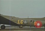 Immagine di B-17s taxi per il decollo Regno Unito, 1943, secondo 3 filmato di repertorio 65675061410