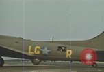 Immagine di B-17s taxi per il decollo Regno Unito, 1943, secondo 4 filmato di repertorio 65675061410