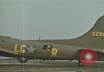 Immagine di B-17s taxi per il decollo Regno Unito, 1943, secondo 5 filmato di repertorio 65675061410