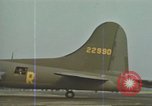 Immagine di B-17s taxi per il decollo Regno Unito, 1943, secondo 7 filmato di repertorio 65675061410