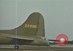 Immagine di B-17s taxi per il decollo Regno Unito, 1943, secondo 8 filmato di repertorio 65675061410