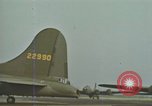 Immagine di B-17s taxi per il decollo Regno Unito, 1943, secondo 9 filmato di repertorio 65675061410