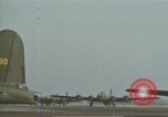 Immagine di B-17s taxi per il decollo Regno Unito, 1943, secondo 12 filmato di repertorio 65675061410