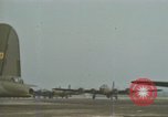 Immagine di B-17s taxi per il decollo Regno Unito, 1943, secondo 13 filmato di repertorio 65675061410