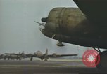 Immagine di B-17s taxi per il decollo Regno Unito, 1943, secondo 14 filmato di repertorio 65675061410