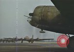 Immagine di B-17s taxi per il decollo Regno Unito, 1943, secondo 15 filmato di repertorio 65675061410