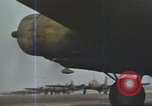 Immagine di B-17s taxi per il decollo Regno Unito, 1943, secondo 19 filmato di repertorio 65675061410